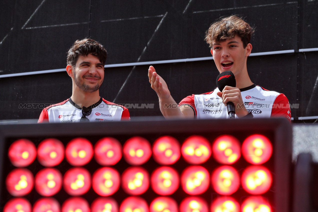 GP AUSTRIA, (L to R): Esteban Ocon (FRA) Haas F1 Team e Oliver Bearman (GBR) Haas F1 Team on the FanZone Stage.

28.06.2025. Formula 1 World Championship, Rd 11, Austrian Grand Prix, Spielberg, Austria, Qualifiche Day.

- www.xpbimages.com, EMail: requests@xpbimages.com © Copyright: Moy / XPB Images