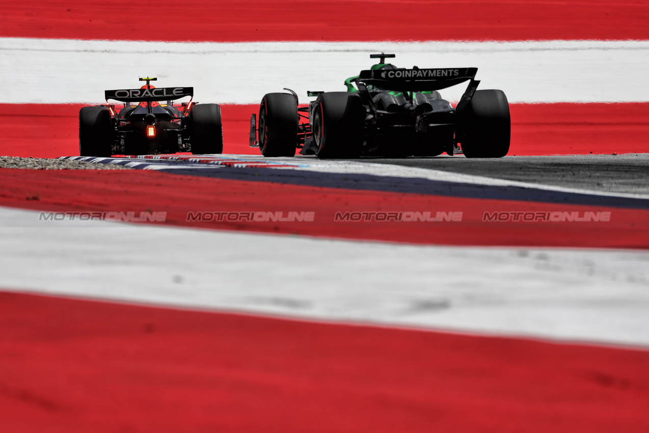 GP AUSTRIA, Yuki Tsunoda (JPN) Red Bull Racing RB21 e Nico Hulkenberg (GER) Sauber C45.

27.06.2025. Formula 1 World Championship, Rd 11, Austrian Grand Prix, Spielberg, Austria, Practice Day.

- www.xpbimages.com, EMail: requests@xpbimages.com © Copyright: Moy / XPB Images
