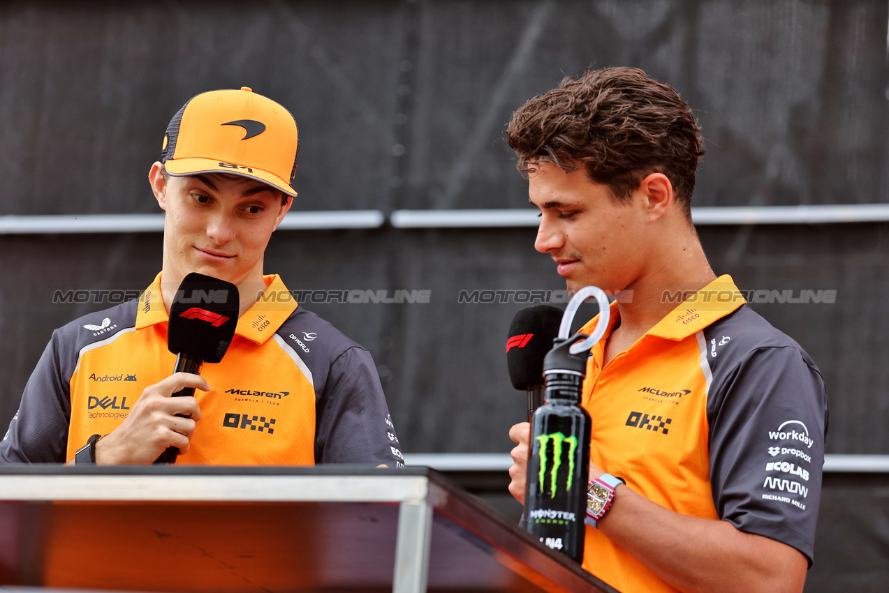 GP AUSTRIA, (L to R): Oscar Piastri (AUS) McLaren e Lando Norris (GBR) McLaren on the FanZone Stage.

27.06.2025. Formula 1 World Championship, Rd 11, Austrian Grand Prix, Spielberg, Austria, Practice Day.

- www.xpbimages.com, EMail: requests@xpbimages.com © Copyright: Moy / XPB Images