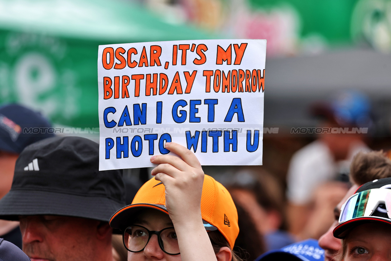 GP AUSTRIA, Circuit Atmosfera - Oscar Piastri (AUS) McLaren fan at the FanZone Stage.

27.06.2025. Formula 1 World Championship, Rd 11, Austrian Grand Prix, Spielberg, Austria, Practice Day.

- www.xpbimages.com, EMail: requests@xpbimages.com © Copyright: Moy / XPB Images