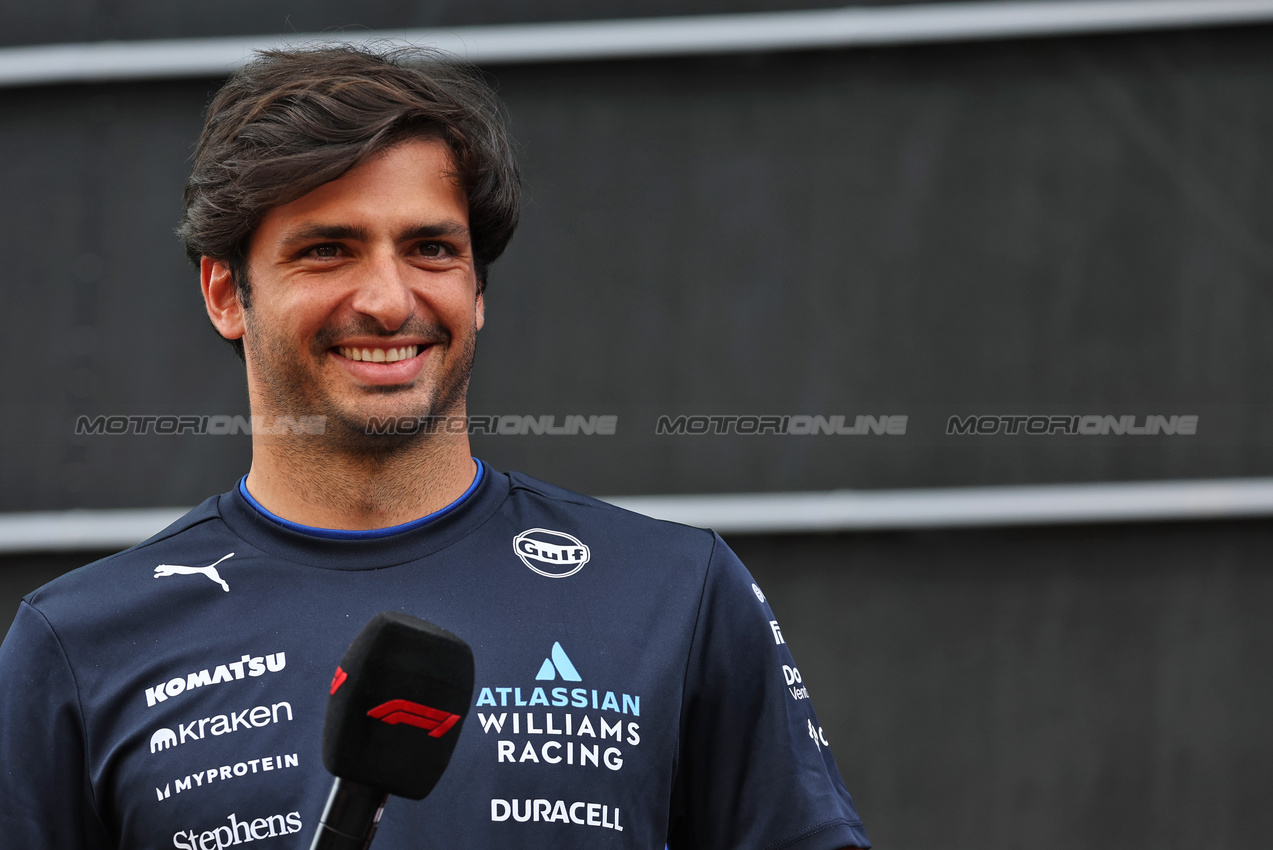 GP AUSTRIA, Carlos Sainz (ESP) Atlassian Williams Racing on the FanZone Stage.

27.06.2025. Formula 1 World Championship, Rd 11, Austrian Grand Prix, Spielberg, Austria, Practice Day.

- www.xpbimages.com, EMail: requests@xpbimages.com © Copyright: Moy / XPB Images