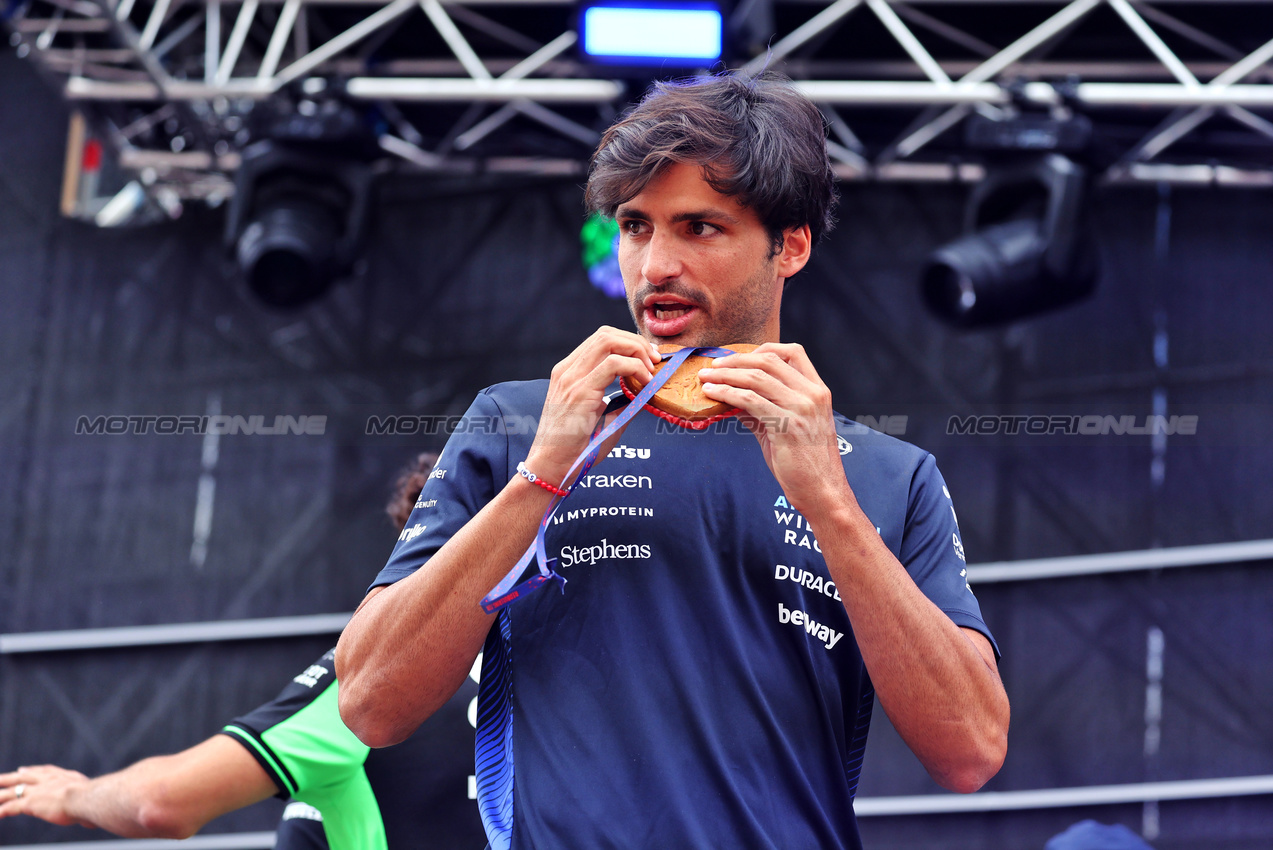 GP AUSTRIA, Carlos Sainz (ESP) Atlassian Williams Racing on the FanZone Stage.

27.06.2025. Formula 1 World Championship, Rd 11, Austrian Grand Prix, Spielberg, Austria, Practice Day.

- www.xpbimages.com, EMail: requests@xpbimages.com © Copyright: Moy / XPB Images