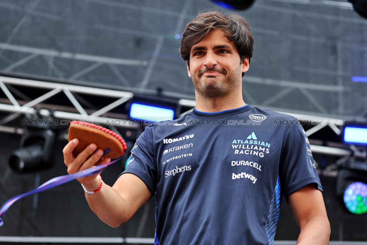 GP AUSTRIA, Carlos Sainz (ESP) Atlassian Williams Racing on the FanZone Stage.

27.06.2025. Formula 1 World Championship, Rd 11, Austrian Grand Prix, Spielberg, Austria, Practice Day.

- www.xpbimages.com, EMail: requests@xpbimages.com © Copyright: Moy / XPB Images