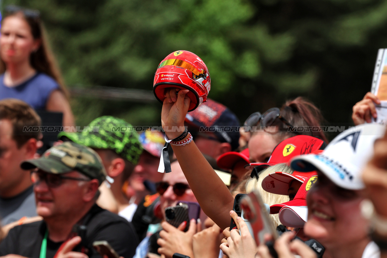 GP AUSTRIA, Circuit Atmosfera - fans at the FanZone Stage.

27.06.2025. Formula 1 World Championship, Rd 11, Austrian Grand Prix, Spielberg, Austria, Practice Day.

- www.xpbimages.com, EMail: requests@xpbimages.com © Copyright: Moy / XPB Images
