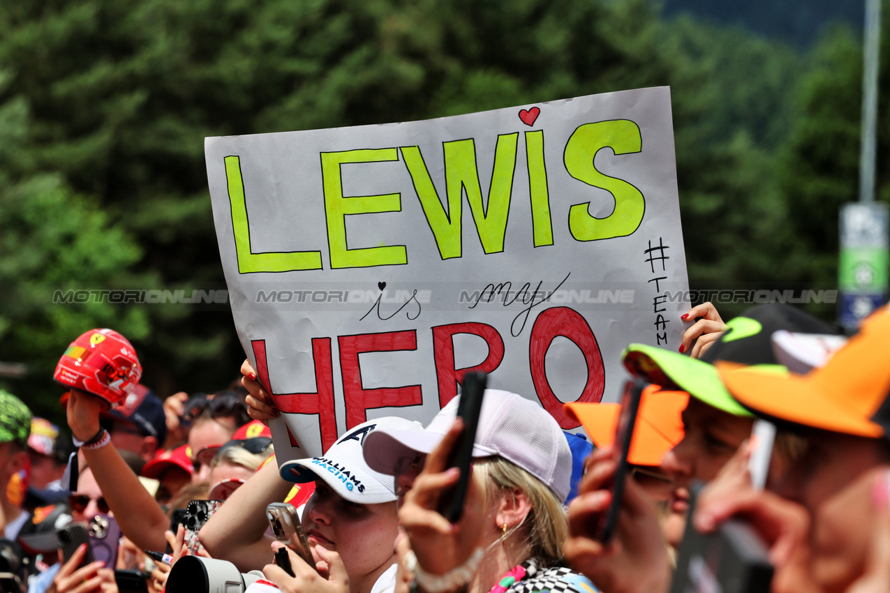 GP AUSTRIA, Circuit Atmosfera - Lewis Hamilton (GBR) Ferrari fan at the FanZone Stage.

27.06.2025. Formula 1 World Championship, Rd 11, Austrian Grand Prix, Spielberg, Austria, Practice Day.

- www.xpbimages.com, EMail: requests@xpbimages.com © Copyright: Moy / XPB Images