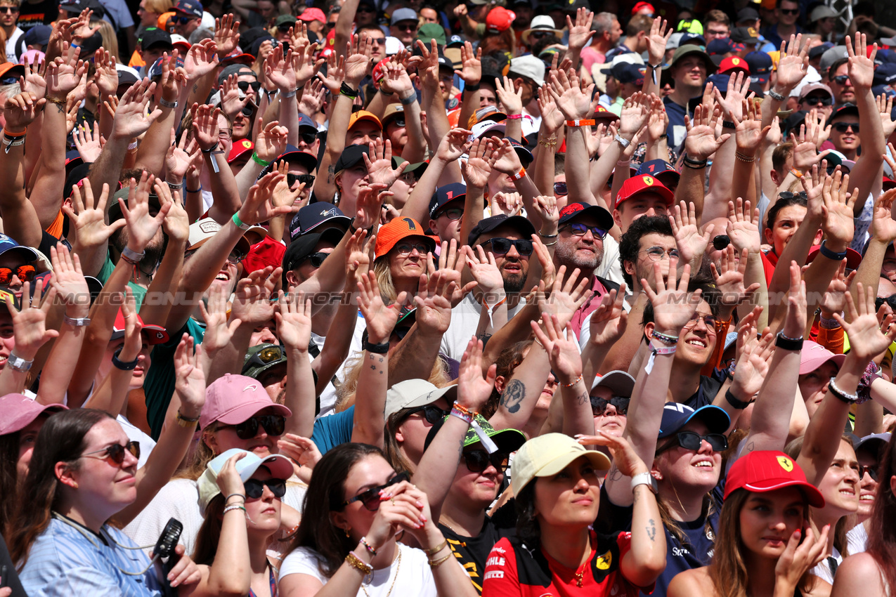 GP AUSTRIA, Circuit Atmosfera - fans at the FanZone Stage.

27.06.2025. Formula 1 World Championship, Rd 11, Austrian Grand Prix, Spielberg, Austria, Practice Day.

- www.xpbimages.com, EMail: requests@xpbimages.com © Copyright: Moy / XPB Images