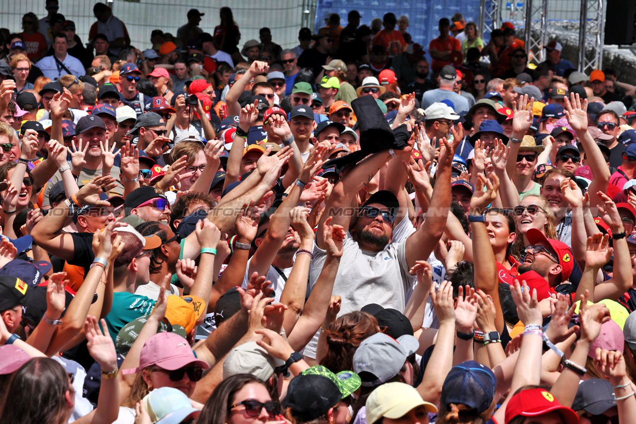 GP AUSTRIA, Circuit Atmosfera - fans at the FanZone Stage.

27.06.2025. Formula 1 World Championship, Rd 11, Austrian Grand Prix, Spielberg, Austria, Practice Day.

- www.xpbimages.com, EMail: requests@xpbimages.com © Copyright: Moy / XPB Images