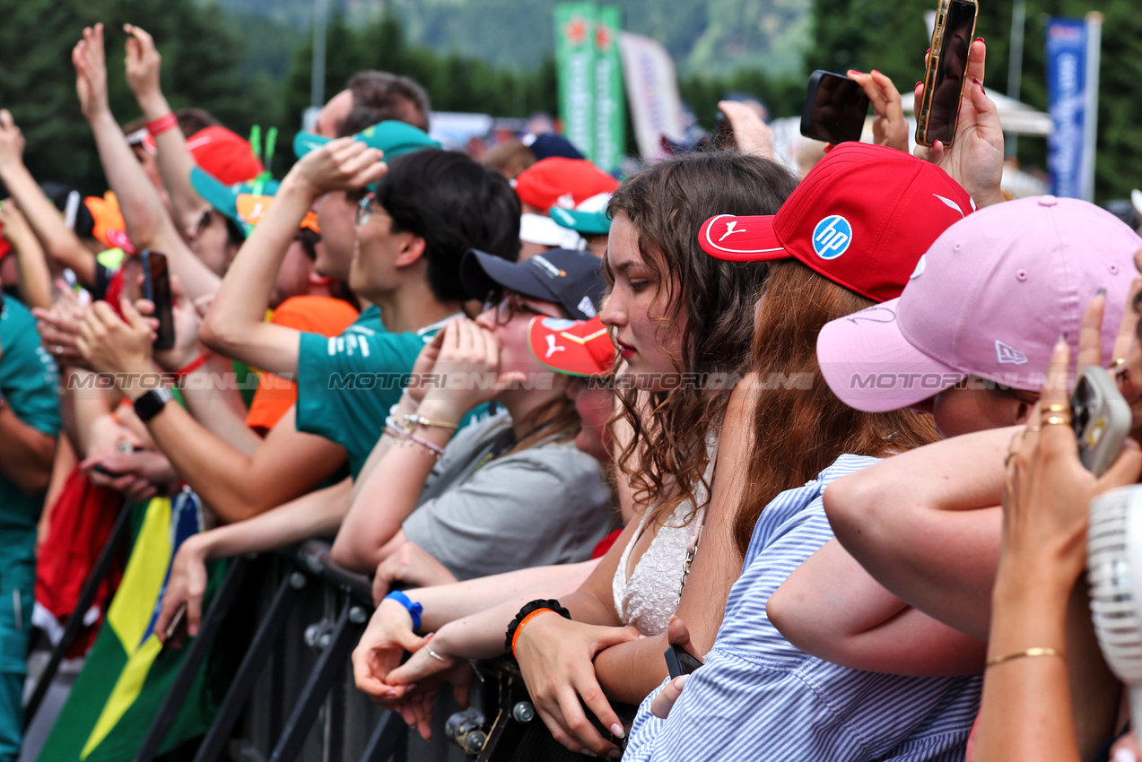 GP AUSTRIA, Circuit Atmosfera - fans at the FanZone Stage.

27.06.2025. Formula 1 World Championship, Rd 11, Austrian Grand Prix, Spielberg, Austria, Practice Day.

- www.xpbimages.com, EMail: requests@xpbimages.com © Copyright: Moy / XPB Images