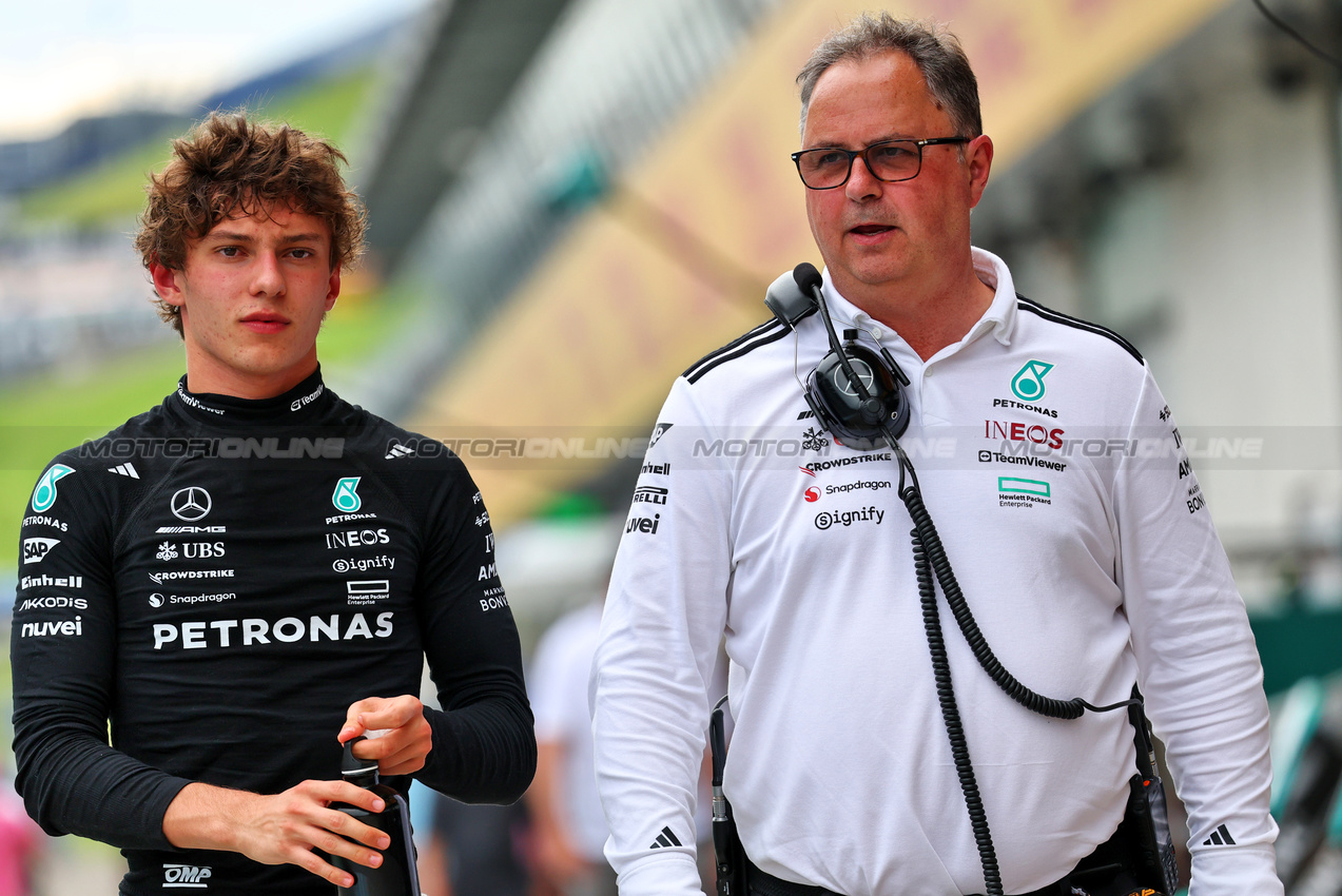 GP AUSTRIA, (L to R): Andrea Kimi Antonelli (ITA) Mercedes AMG F1 with Ron Meadows (GBR) Mercedes AMG F1 Sporting Director.

27.06.2025. Formula 1 World Championship, Rd 11, Austrian Grand Prix, Spielberg, Austria, Practice Day.

- www.xpbimages.com, EMail: requests@xpbimages.com © Copyright: Batchelor / XPB Images