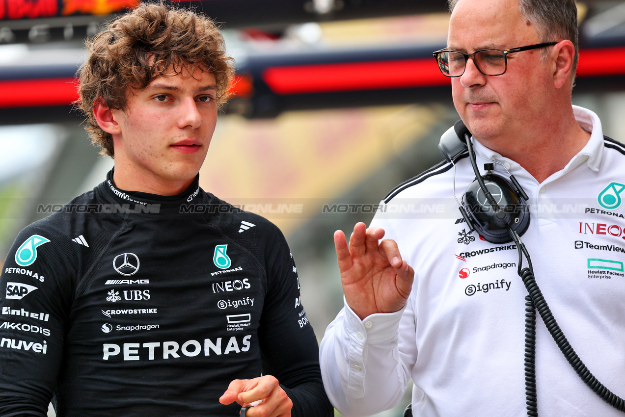GP AUSTRIA, (L to R): Andrea Kimi Antonelli (ITA) Mercedes AMG F1 with Ron Meadows (GBR) Mercedes AMG F1 Sporting Director.

27.06.2025. Formula 1 World Championship, Rd 11, Austrian Grand Prix, Spielberg, Austria, Practice Day.

- www.xpbimages.com, EMail: requests@xpbimages.com © Copyright: Batchelor / XPB Images