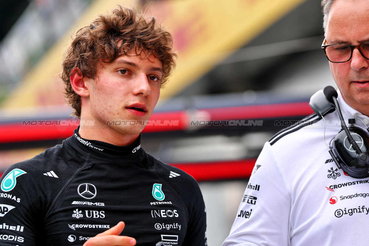 GP AUSTRIA, (L to R): Andrea Kimi Antonelli (ITA) Mercedes AMG F1 with Ron Meadows (GBR) Mercedes AMG F1 Sporting Director.

27.06.2025. Formula 1 World Championship, Rd 11, Austrian Grand Prix, Spielberg, Austria, Practice Day.

- www.xpbimages.com, EMail: requests@xpbimages.com © Copyright: Batchelor / XPB Images