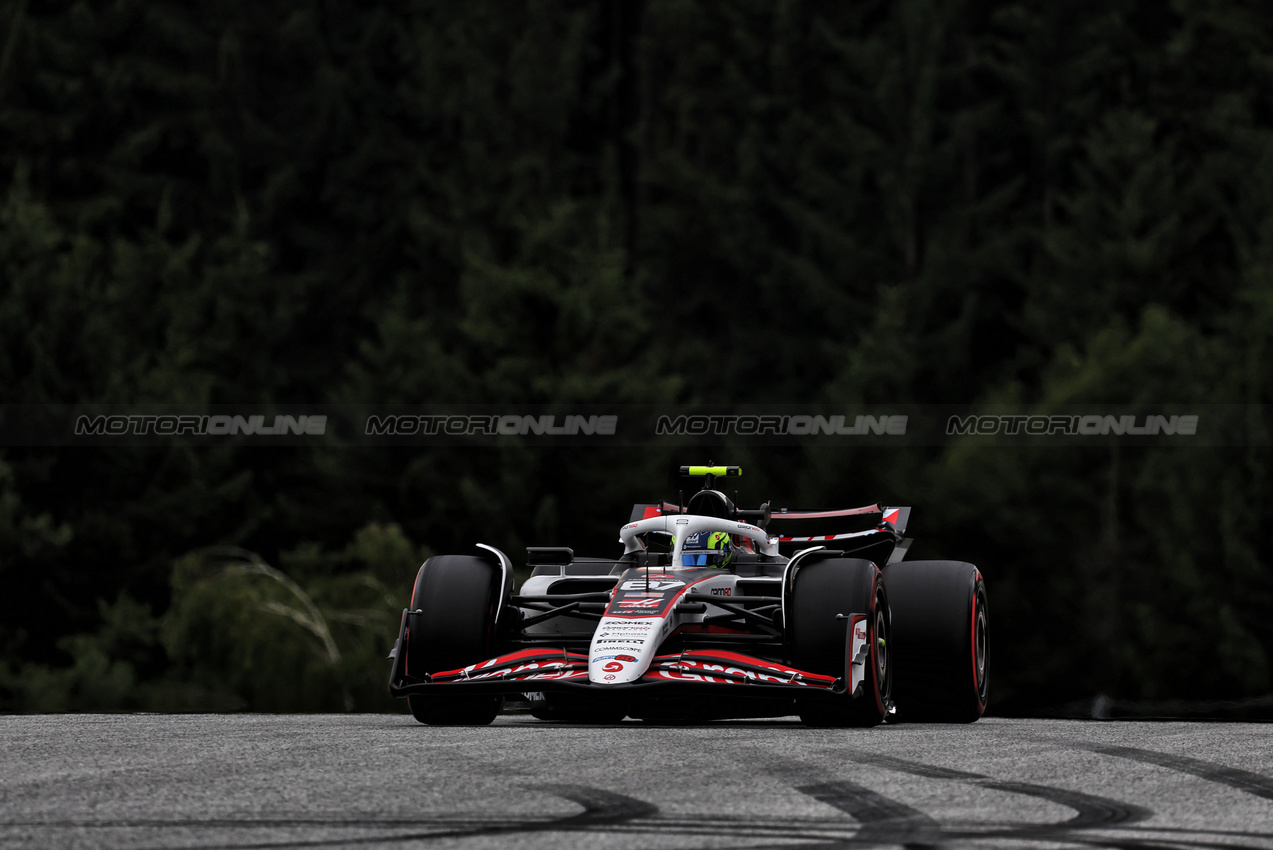 GP AUSTRIA, Oliver Bearman (GBR) Haas VF-25.

27.06.2025. Formula 1 World Championship, Rd 11, Austrian Grand Prix, Spielberg, Austria, Practice Day.

- www.xpbimages.com, EMail: requests@xpbimages.com © Copyright: Moy / XPB Images