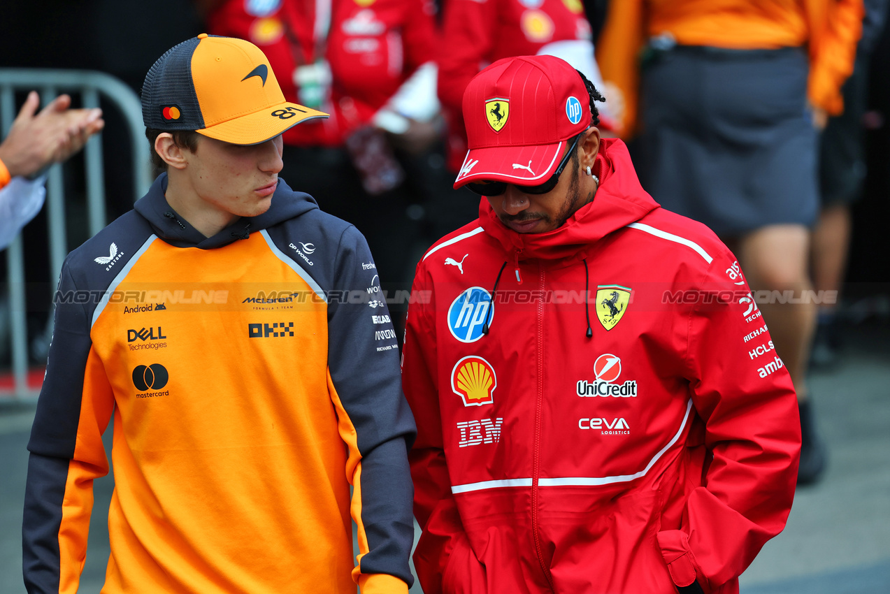 GP AZERBAIJAN, (L to R): Oscar Piastri (AUS) McLaren with Lewis Hamilton (GBR) Ferrari on the drivers' parade.

21.09.2025. Formula 1 World Championship, Rd 17, Azerbaijan Grand Prix, Baku Street Circuit, Azerbaijan, Gara Day.

- www.xpbimages.com, EMail: requests@xpbimages.com © Copyright: Batchelor / XPB Images