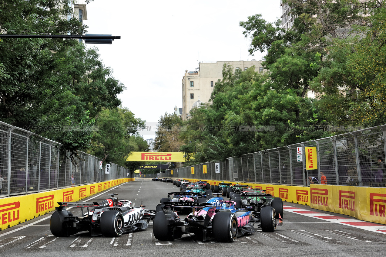 GP AZERBAIJAN, Esteban Ocon (FRA) Haas VF-25 e Pierre Gasly (FRA) Alpine F1 Team A525 at the partenza of the race.

21.09.2025. Formula 1 World Championship, Rd 17, Azerbaijan Grand Prix, Baku Street Circuit, Azerbaijan, Gara Day.

- www.xpbimages.com, EMail: requests@xpbimages.com © Copyright: Bearne / XPB Images
