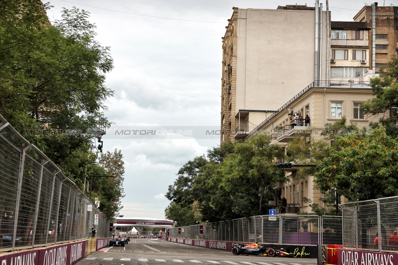 GP AZERBAIJAN, Max Verstappen (NLD) Red Bull Racing RB21.

21.09.2025. Formula 1 World Championship, Rd 17, Azerbaijan Grand Prix, Baku Street Circuit, Azerbaijan, Gara Day.

- www.xpbimages.com, EMail: requests@xpbimages.com © Copyright: Bearne / XPB Images