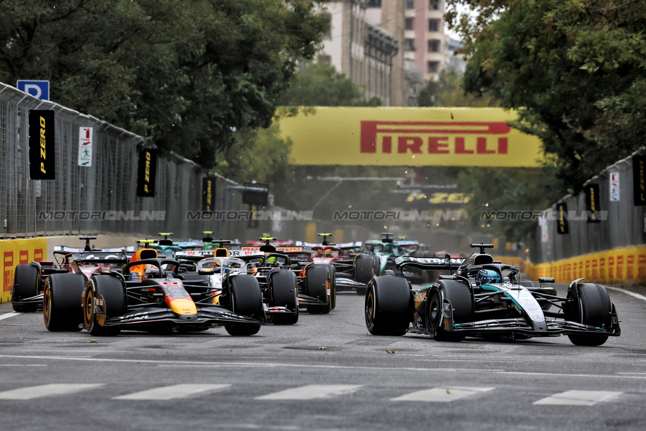 GP AZERBAIJAN, Yuki Tsunoda (JPN) Red Bull Racing RB21 e George Russell (GBR) Mercedes AMG F1 W16 at the partenza of the race.

21.09.2025. Formula 1 World Championship, Rd 17, Azerbaijan Grand Prix, Baku Street Circuit, Azerbaijan, Gara Day.

- www.xpbimages.com, EMail: requests@xpbimages.com © Copyright: Charniaux / XPB Images