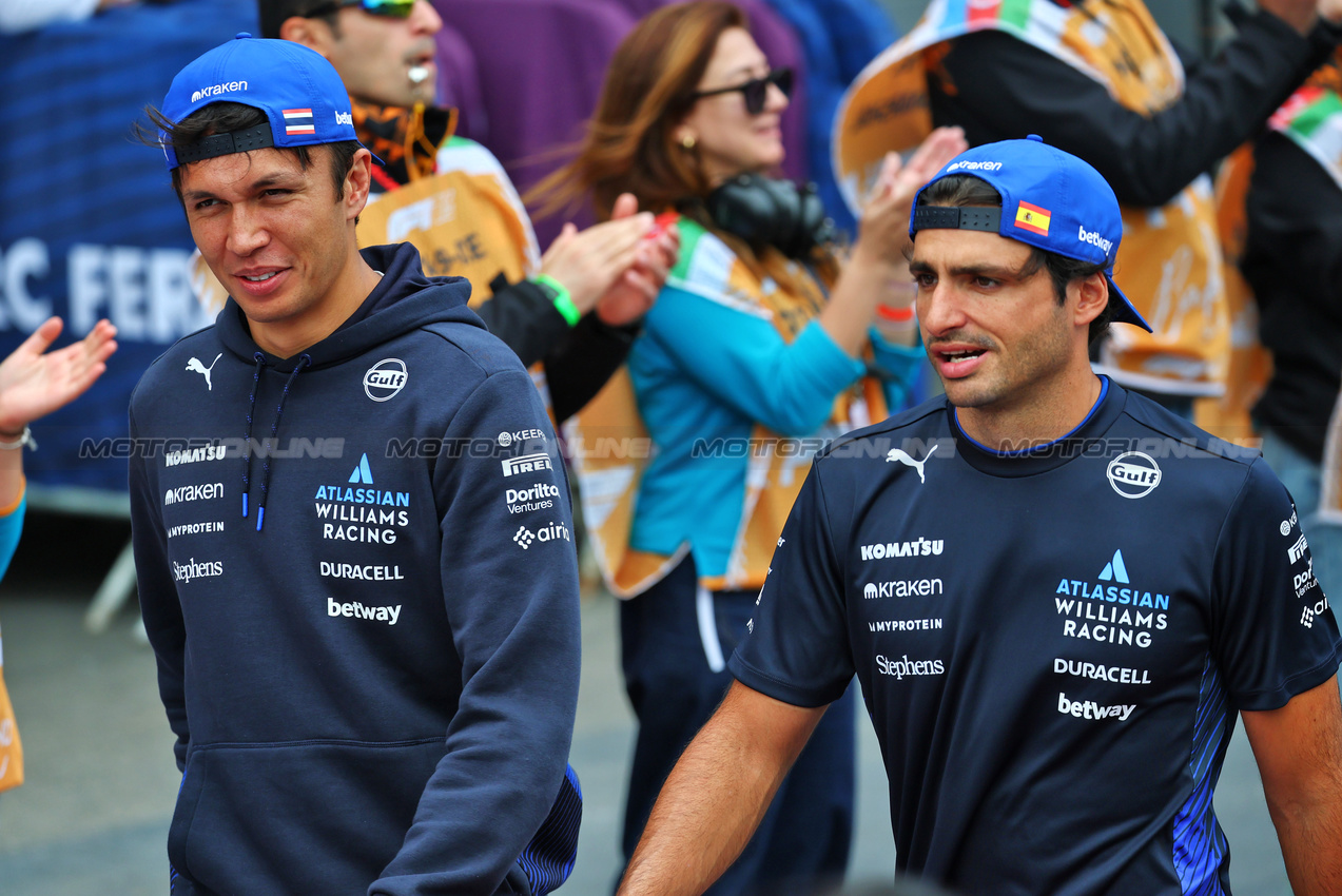 GP AZERBAIJAN, (L to R): Alexander Albon (THA) Atlassian Williams Racing with Carlos Sainz (ESP) Atlassian Williams Racing on the drivers' parade.

21.09.2025. Formula 1 World Championship, Rd 17, Azerbaijan Grand Prix, Baku Street Circuit, Azerbaijan, Gara Day.

- www.xpbimages.com, EMail: requests@xpbimages.com © Copyright: Batchelor / XPB Images