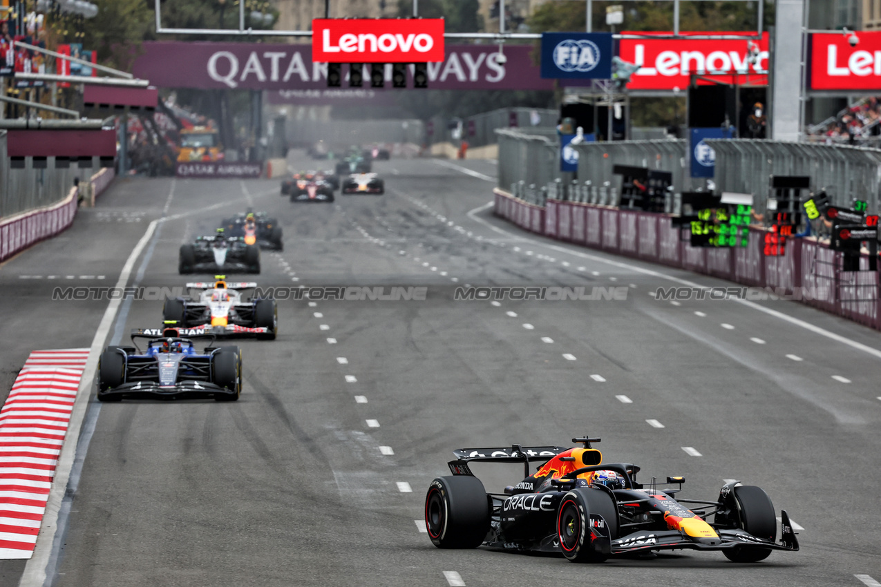 GP AZERBAIJAN, Max Verstappen (NLD) Red Bull Racing RB21.

21.09.2025. Formula 1 World Championship, Rd 17, Azerbaijan Grand Prix, Baku Street Circuit, Azerbaijan, Gara Day.

- www.xpbimages.com, EMail: requests@xpbimages.com © Copyright: Batchelor / XPB Images