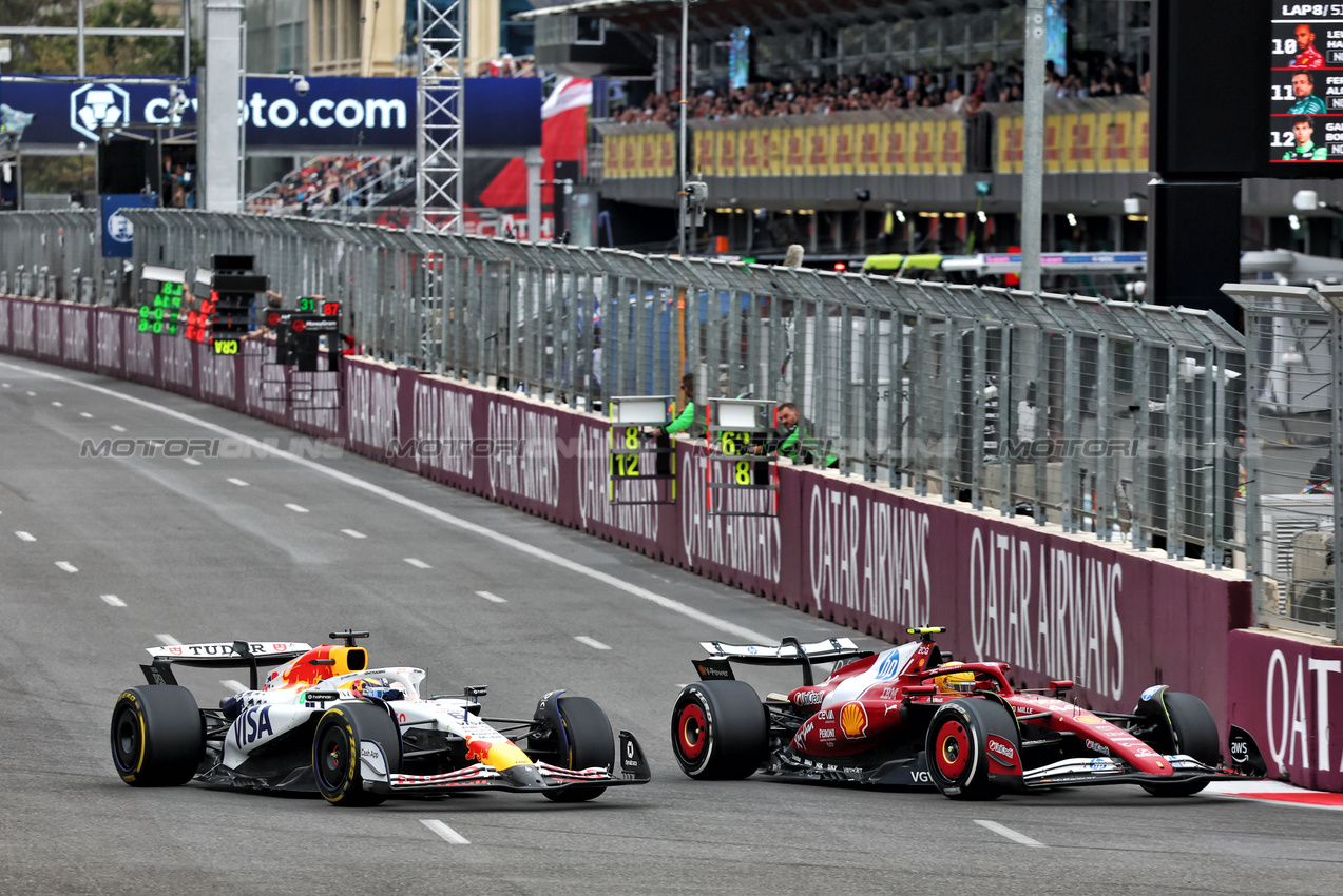 GP AZERBAIJAN, Isack Hadjar (FRA) Racing Bulls VCARB 02 e Lewis Hamilton (GBR) Ferrari SF-25 battle for position.

21.09.2025. Formula 1 World Championship, Rd 17, Azerbaijan Grand Prix, Baku Street Circuit, Azerbaijan, Gara Day.

- www.xpbimages.com, EMail: requests@xpbimages.com © Copyright: Batchelor / XPB Images