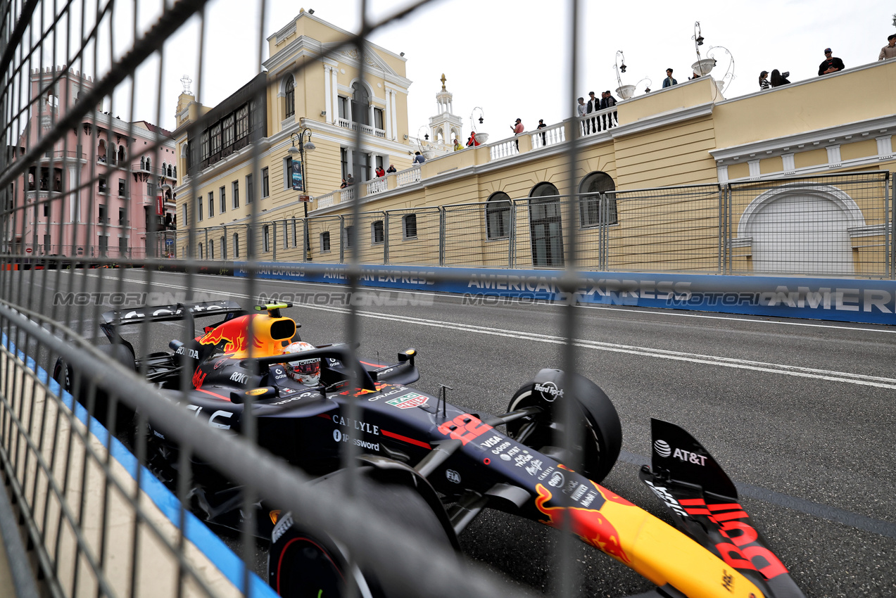 GP AZERBAIJAN, Yuki Tsunoda (JPN) Red Bull Racing RB21.

21.09.2025. Formula 1 World Championship, Rd 17, Azerbaijan Grand Prix, Baku Street Circuit, Azerbaijan, Gara Day.

 - www.xpbimages.com, EMail: requests@xpbimages.com © Copyright: Rew / XPB Images