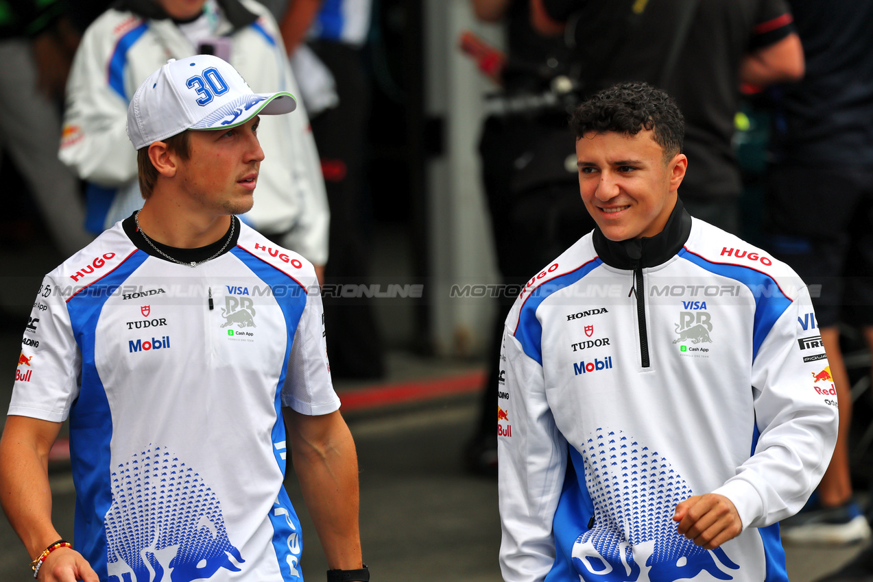 GP AZERBAIJAN, (L to R): Liam Lawson (NZL) Racing Bulls with Isack Hadjar (FRA) Racing Bulls on the drivers' parade.

21.09.2025. Formula 1 World Championship, Rd 17, Azerbaijan Grand Prix, Baku Street Circuit, Azerbaijan, Gara Day.

- www.xpbimages.com, EMail: requests@xpbimages.com © Copyright: Batchelor / XPB Images