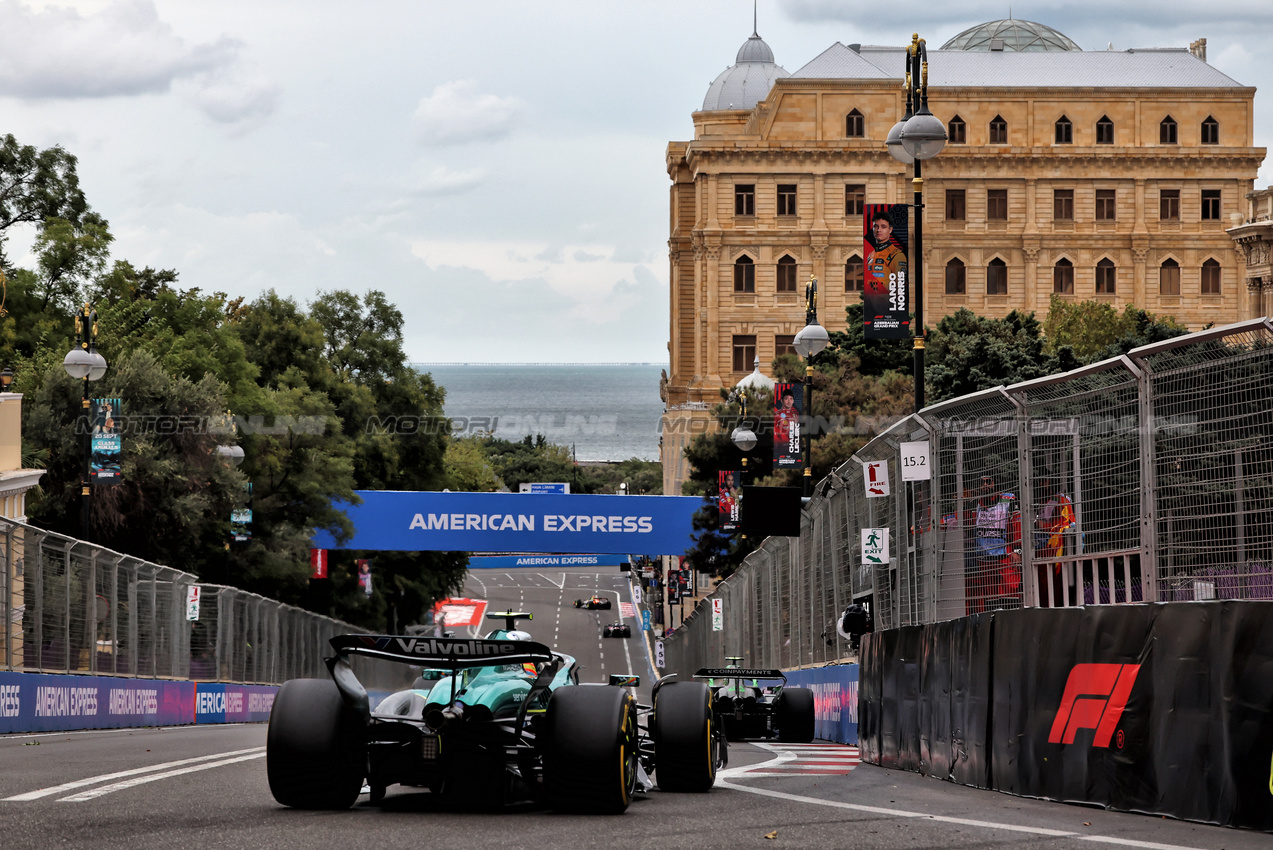 GP AZERBAIJAN, Fernando Alonso (ESP) Aston Martin F1 Team AMR25.

21.09.2025. Formula 1 World Championship, Rd 17, Azerbaijan Grand Prix, Baku Street Circuit, Azerbaijan, Gara Day.

 - www.xpbimages.com, EMail: requests@xpbimages.com © Copyright: Rew / XPB Images