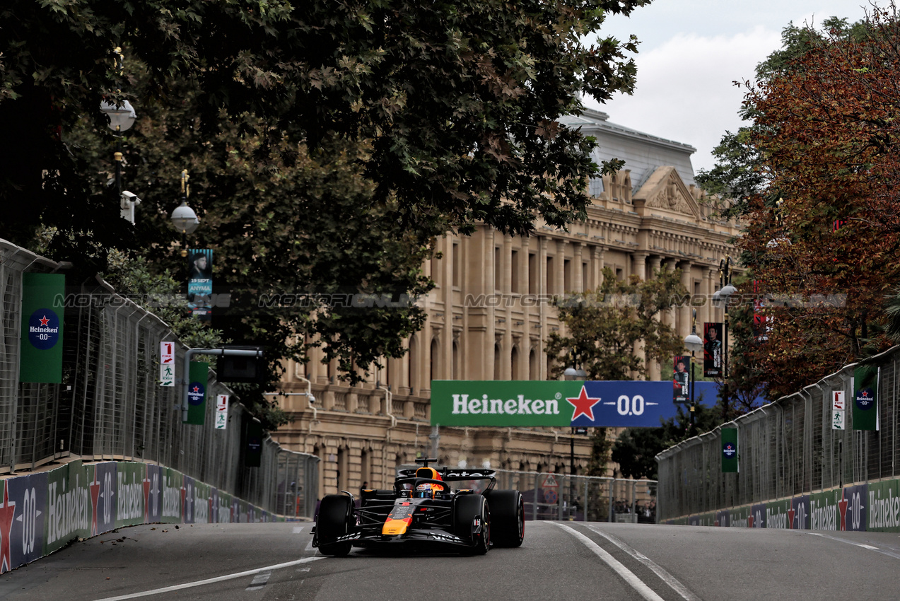 GP AZERBAIJAN, Max Verstappen (NLD) Red Bull Racing RB21.

21.09.2025. Formula 1 World Championship, Rd 17, Azerbaijan Grand Prix, Baku Street Circuit, Azerbaijan, Gara Day.

 - www.xpbimages.com, EMail: requests@xpbimages.com © Copyright: Rew / XPB Images