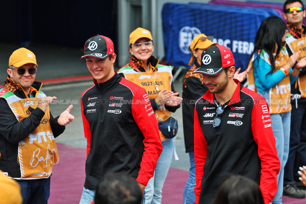 GP AZERBAIJAN, (L to R): Oliver Bearman (GBR) Haas F1 Team with Esteban Ocon (FRA) Haas F1 Team on the drivers' parade.

21.09.2025. Formula 1 World Championship, Rd 17, Azerbaijan Grand Prix, Baku Street Circuit, Azerbaijan, Gara Day.

- www.xpbimages.com, EMail: requests@xpbimages.com © Copyright: Batchelor / XPB Images