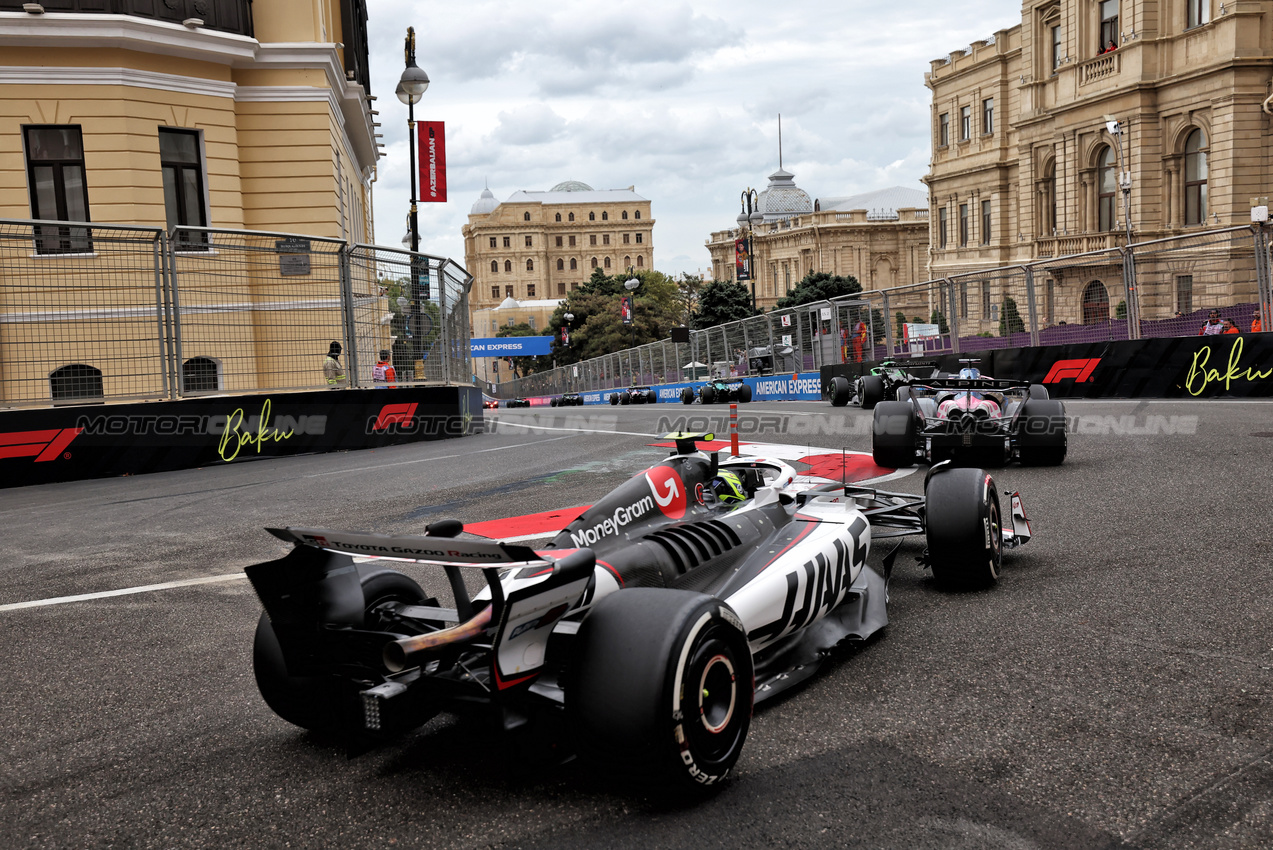 GP AZERBAIJAN, Oliver Bearman (GBR) Haas VF-25.

21.09.2025. Formula 1 World Championship, Rd 17, Azerbaijan Grand Prix, Baku Street Circuit, Azerbaijan, Gara Day.

 - www.xpbimages.com, EMail: requests@xpbimages.com © Copyright: Rew / XPB Images
