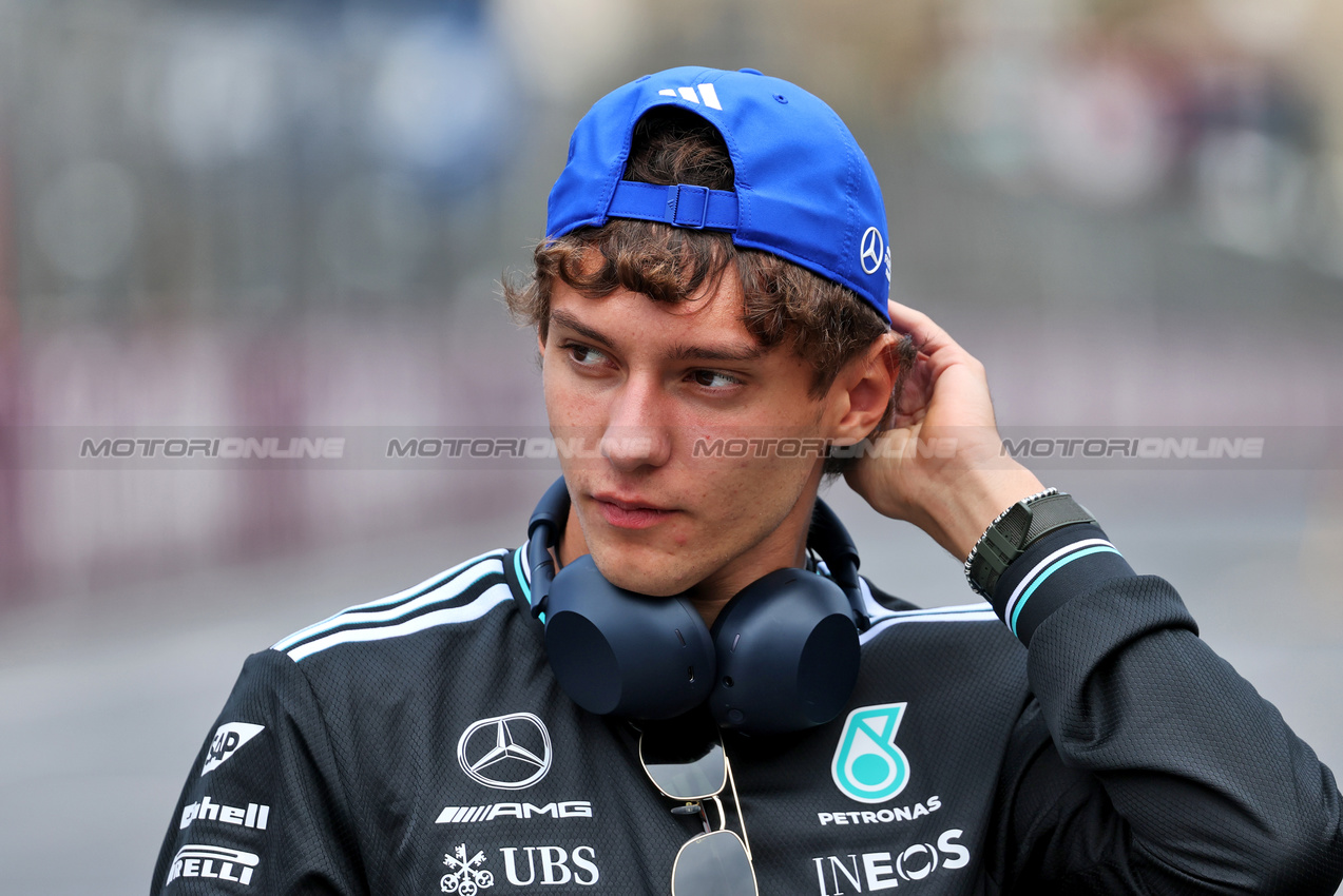 GP AZERBAIJAN, Andrea Kimi Antonelli (ITA) Mercedes AMG F1 on the drivers' parade.

21.09.2025. Formula 1 World Championship, Rd 17, Azerbaijan Grand Prix, Baku Street Circuit, Azerbaijan, Gara Day.

- www.xpbimages.com, EMail: requests@xpbimages.com © Copyright: Charniaux / XPB Images