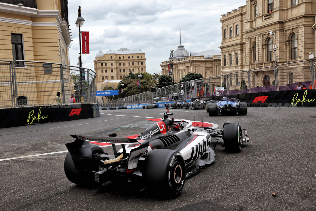 GP AZERBAIJAN, Esteban Ocon (FRA) Haas VF-25.

21.09.2025. Formula 1 World Championship, Rd 17, Azerbaijan Grand Prix, Baku Street Circuit, Azerbaijan, Gara Day.

 - www.xpbimages.com, EMail: requests@xpbimages.com © Copyright: Rew / XPB Images