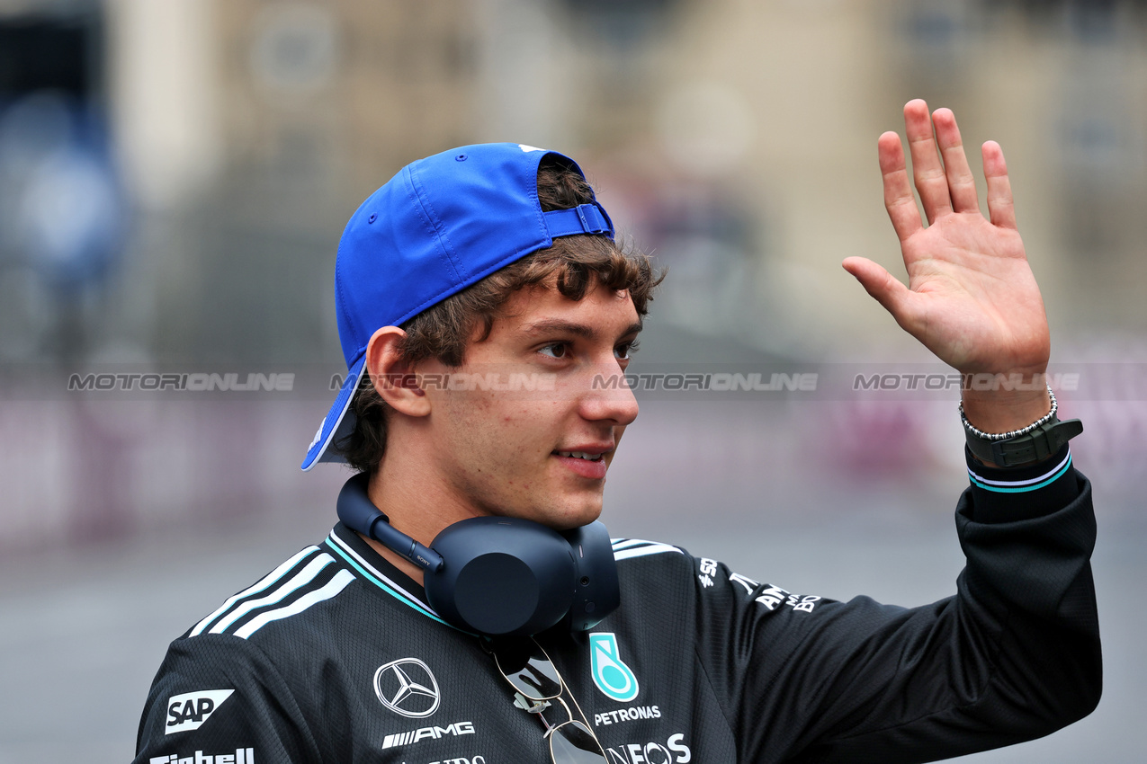 GP AZERBAIJAN, Andrea Kimi Antonelli (ITA) Mercedes AMG F1 on the drivers' parade.

21.09.2025. Formula 1 World Championship, Rd 17, Azerbaijan Grand Prix, Baku Street Circuit, Azerbaijan, Gara Day.

- www.xpbimages.com, EMail: requests@xpbimages.com © Copyright: Charniaux / XPB Images