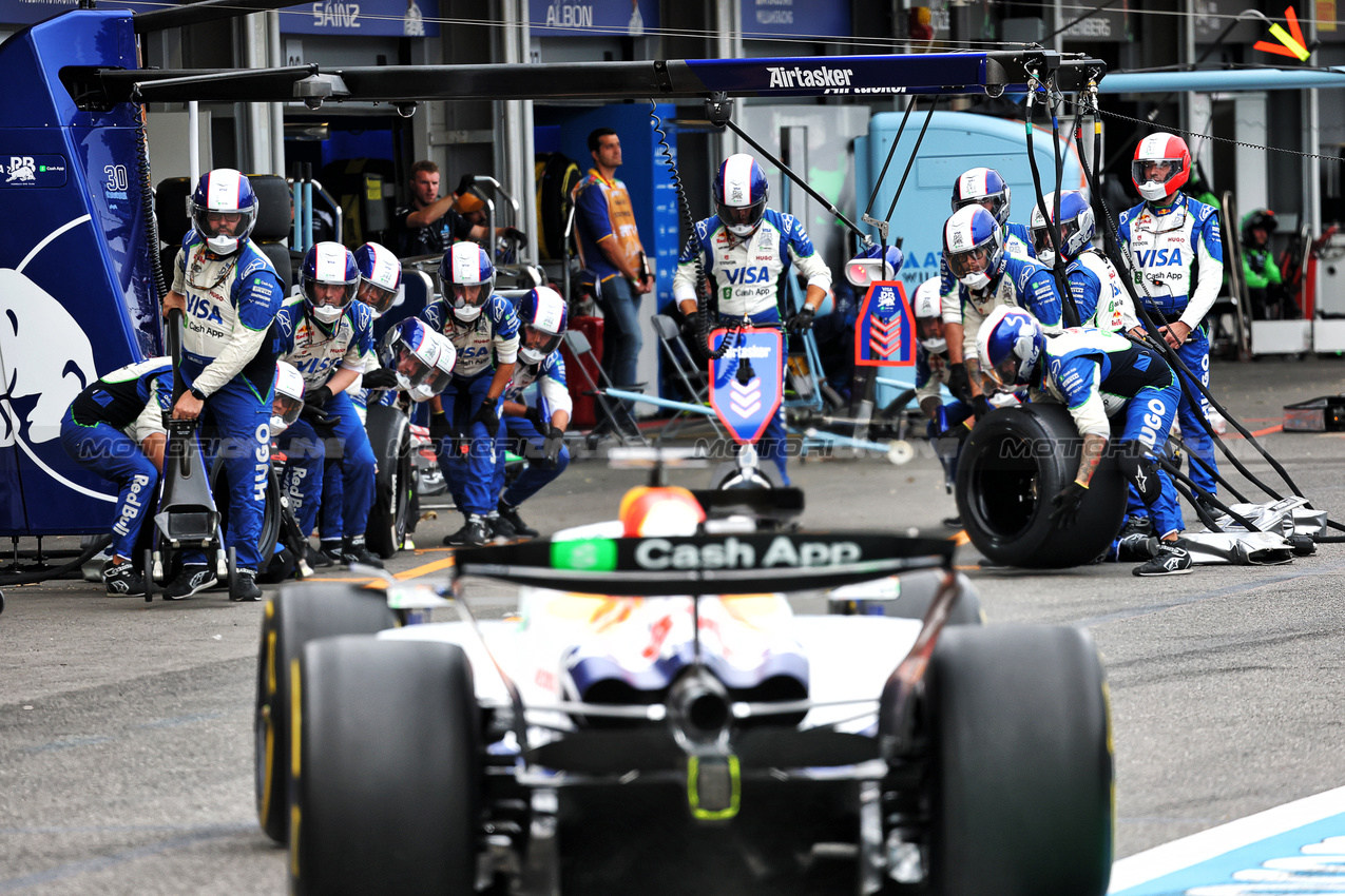 GP AZERBAIJAN, Isack Hadjar (FRA) Racing Bulls VCARB 02 makes a pit stop.

21.09.2025. Formula 1 World Championship, Rd 17, Azerbaijan Grand Prix, Baku Street Circuit, Azerbaijan, Gara Day.

- www.xpbimages.com, EMail: requests@xpbimages.com © Copyright: Batchelor / XPB Images