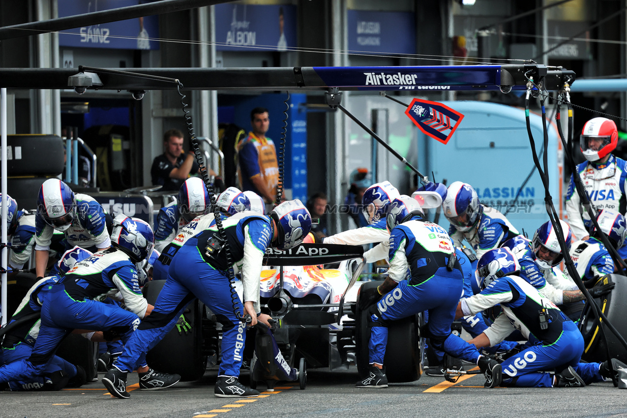 GP AZERBAIJAN, Isack Hadjar (FRA) Racing Bulls VCARB 02 makes a pit stop.

21.09.2025. Formula 1 World Championship, Rd 17, Azerbaijan Grand Prix, Baku Street Circuit, Azerbaijan, Gara Day.

- www.xpbimages.com, EMail: requests@xpbimages.com © Copyright: Batchelor / XPB Images
