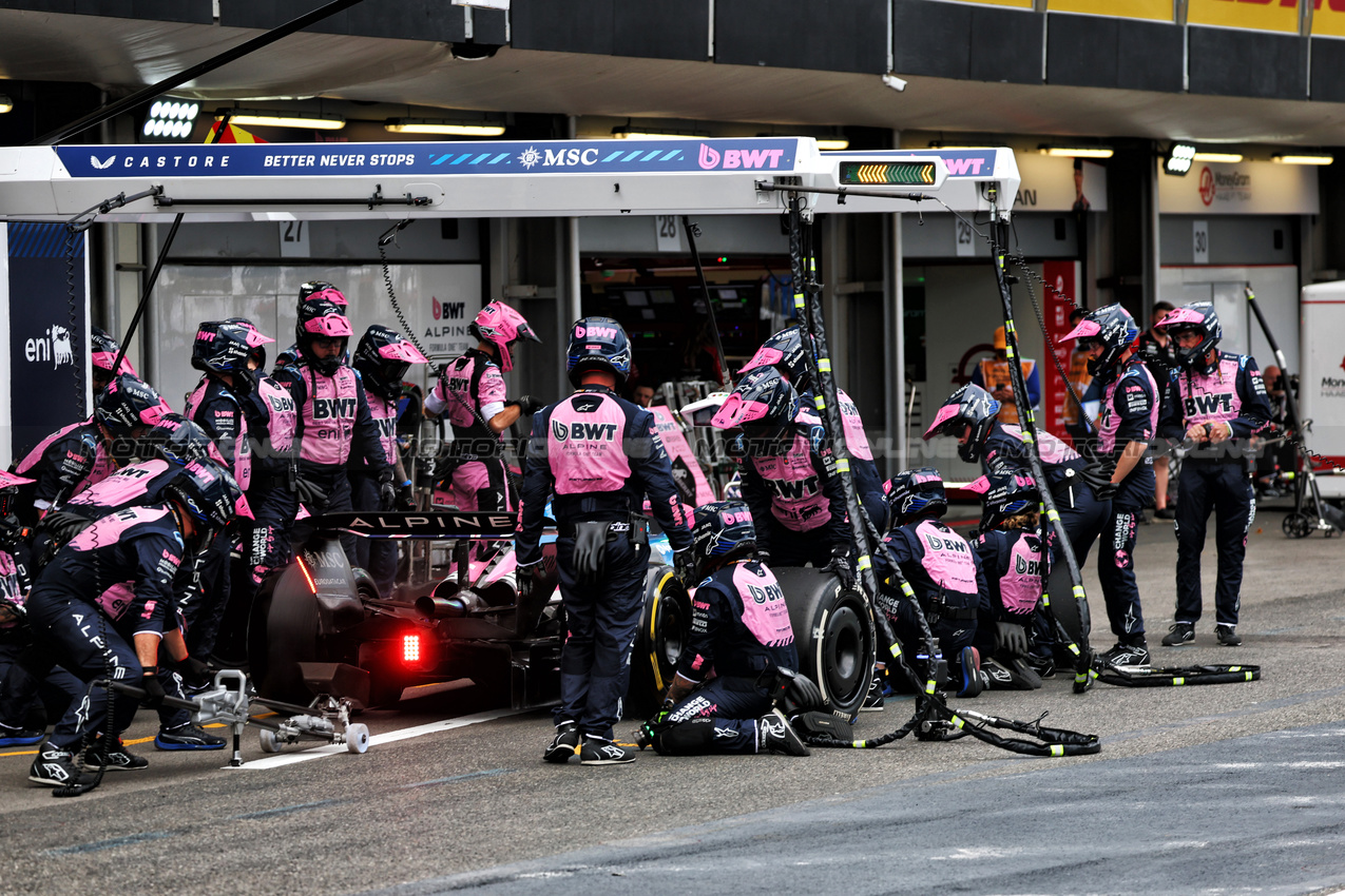 GP AZERBAIJAN, Pierre Gasly (FRA) Alpine F1 Team A525 makes a pit stop.

21.09.2025. Formula 1 World Championship, Rd 17, Azerbaijan Grand Prix, Baku Street Circuit, Azerbaijan, Gara Day.

- www.xpbimages.com, EMail: requests@xpbimages.com © Copyright: Batchelor / XPB Images