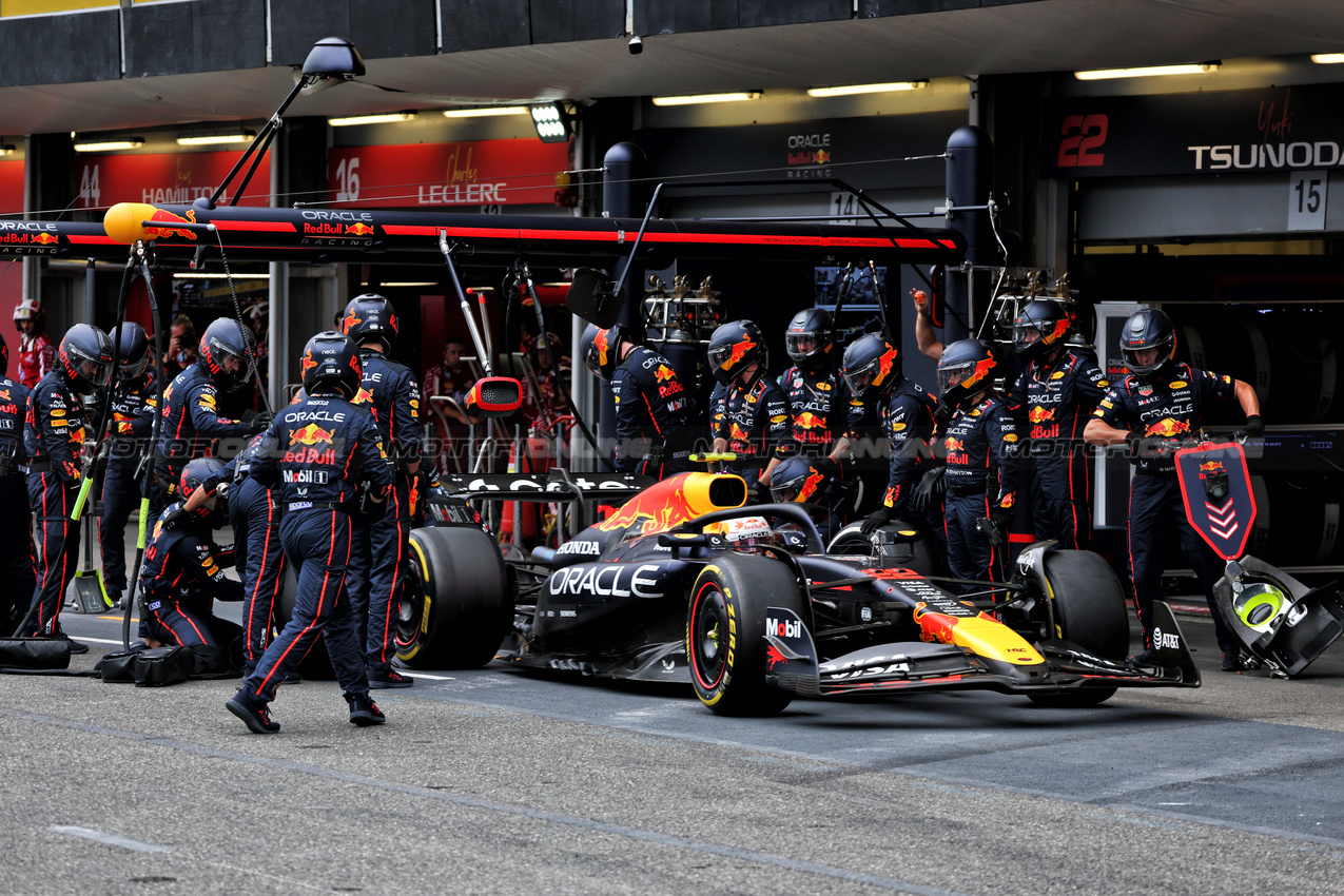 GP AZERBAIJAN, Yuki Tsunoda (JPN) Red Bull Racing RB21 makes a pit stop.

21.09.2025. Formula 1 World Championship, Rd 17, Azerbaijan Grand Prix, Baku Street Circuit, Azerbaijan, Gara Day.

- www.xpbimages.com, EMail: requests@xpbimages.com © Copyright: Batchelor / XPB Images
