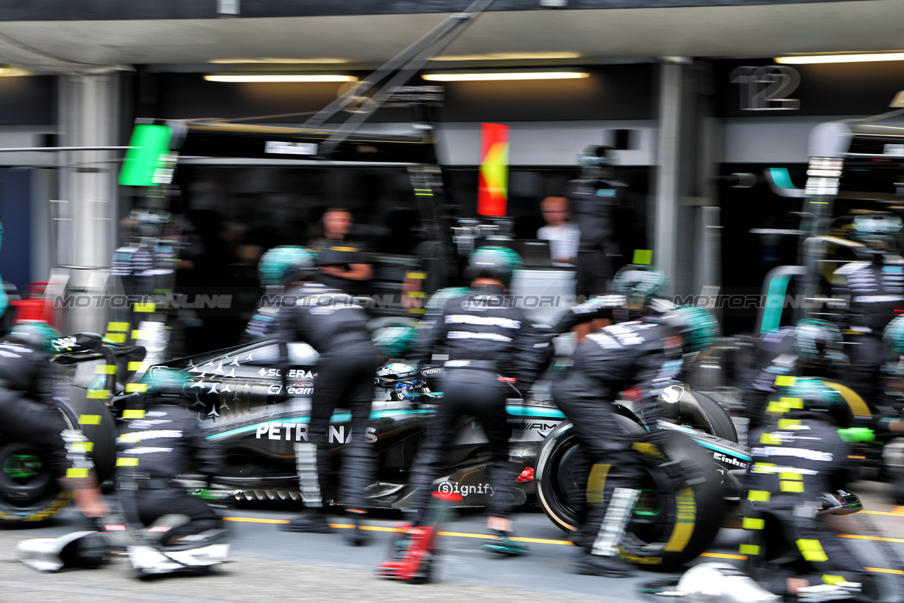 GP AZERBAIJAN, George Russell (GBR) Mercedes AMG F1 W16 makes a pit stop.

21.09.2025. Formula 1 World Championship, Rd 17, Azerbaijan Grand Prix, Baku Street Circuit, Azerbaijan, Gara Day.

- www.xpbimages.com, EMail: requests@xpbimages.com © Copyright: Batchelor / XPB Images