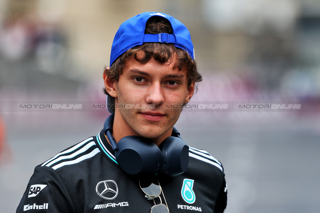 GP AZERBAIJAN, Andrea Kimi Antonelli (ITA) Mercedes AMG F1 on the drivers' parade.

21.09.2025. Formula 1 World Championship, Rd 17, Azerbaijan Grand Prix, Baku Street Circuit, Azerbaijan, Gara Day.

- www.xpbimages.com, EMail: requests@xpbimages.com © Copyright: Charniaux / XPB Images