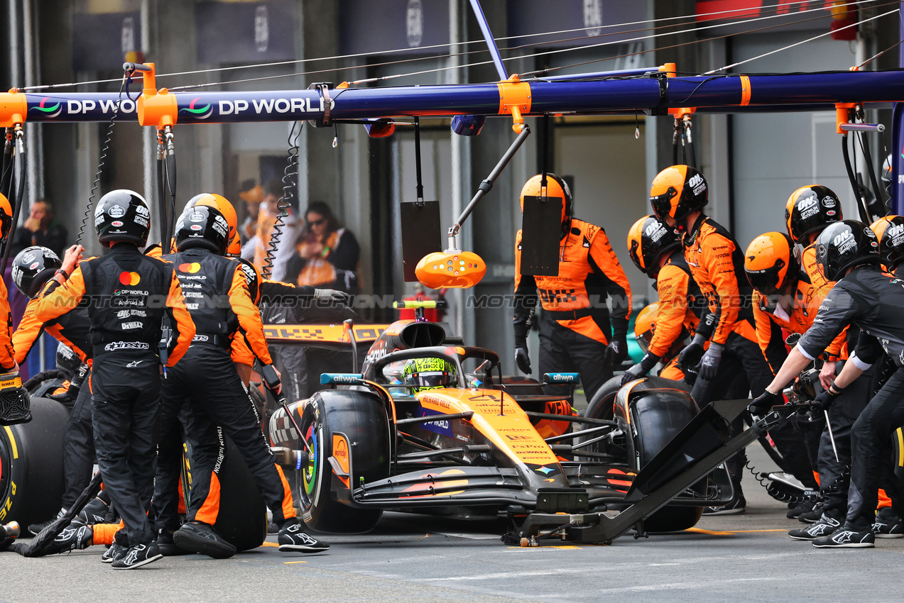 GP AZERBAIJAN, Lando Norris (GBR) McLaren MCL39 makes a pit stop.

21.09.2025. Formula 1 World Championship, Rd 17, Azerbaijan Grand Prix, Baku Street Circuit, Azerbaijan, Gara Day.

- www.xpbimages.com, EMail: requests@xpbimages.com © Copyright: Batchelor / XPB Images