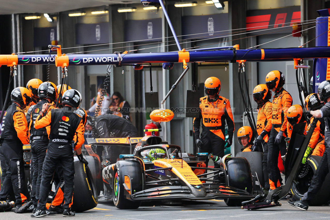 GP AZERBAIJAN, Lando Norris (GBR) McLaren MCL39 makes a pit stop.

21.09.2025. Formula 1 World Championship, Rd 17, Azerbaijan Grand Prix, Baku Street Circuit, Azerbaijan, Gara Day.

- www.xpbimages.com, EMail: requests@xpbimages.com © Copyright: Batchelor / XPB Images