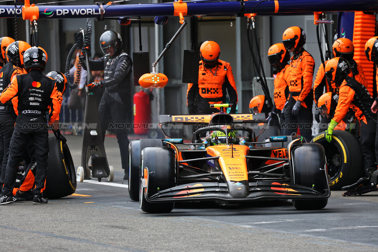 GP AZERBAIJAN, Lando Norris (GBR) McLaren MCL39 makes a pit stop.

21.09.2025. Formula 1 World Championship, Rd 17, Azerbaijan Grand Prix, Baku Street Circuit, Azerbaijan, Gara Day.

- www.xpbimages.com, EMail: requests@xpbimages.com © Copyright: Batchelor / XPB Images