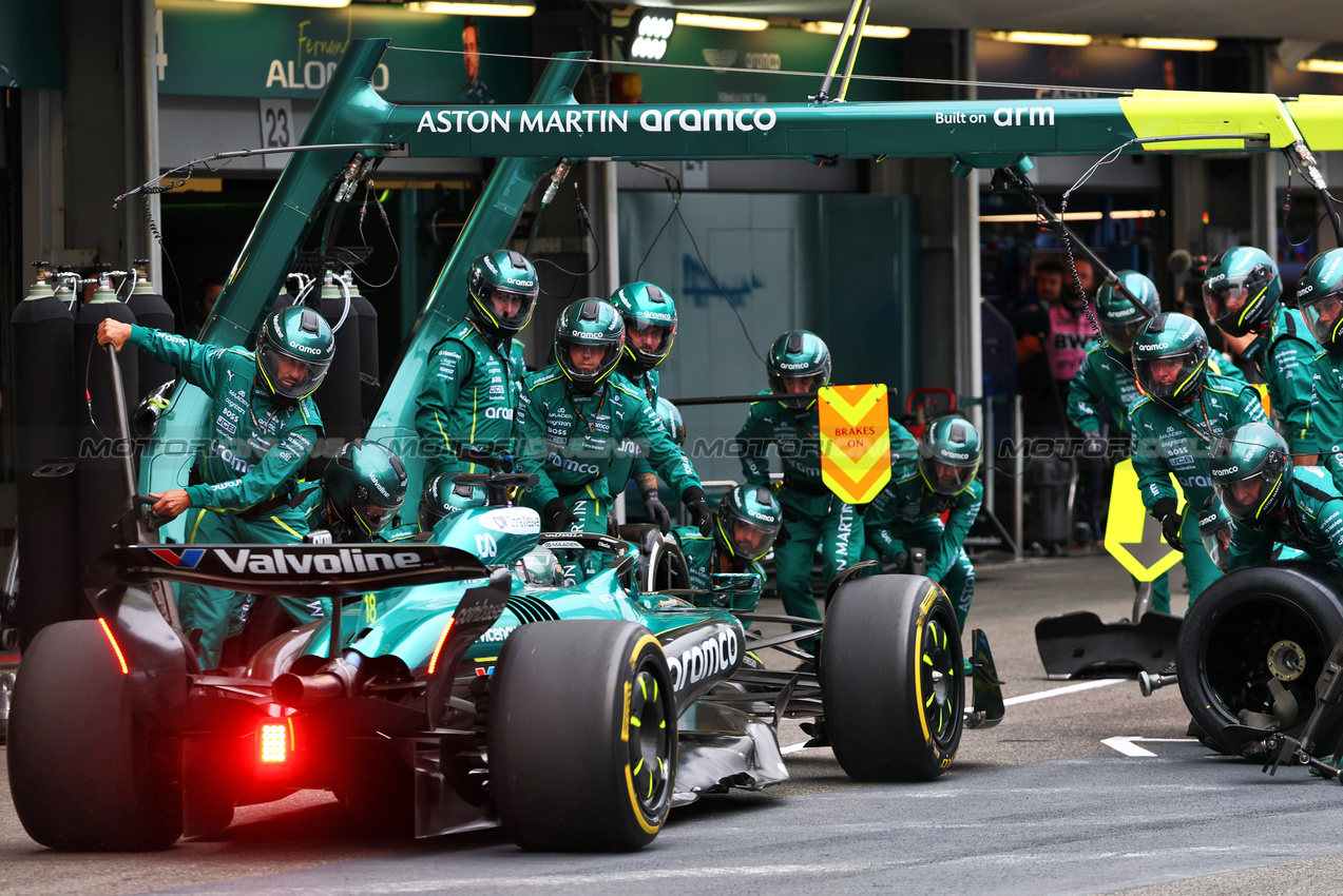 GP AZERBAIJAN, Lance Stroll (CDN) Aston Martin F1 Team AMR25 makes a pit stop.

21.09.2025. Formula 1 World Championship, Rd 17, Azerbaijan Grand Prix, Baku Street Circuit, Azerbaijan, Gara Day.

- www.xpbimages.com, EMail: requests@xpbimages.com © Copyright: Batchelor / XPB Images