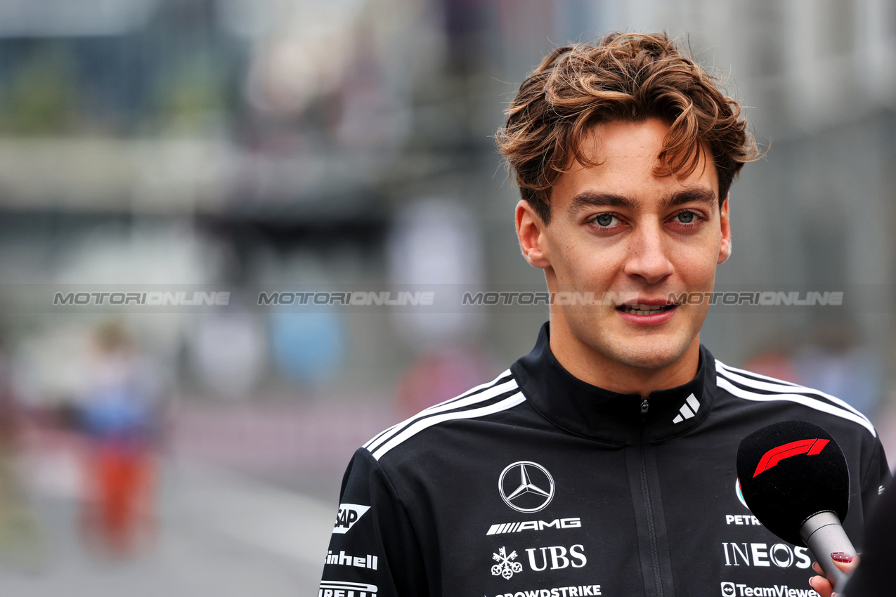 GP AZERBAIJAN, George Russell (GBR) Mercedes AMG F1 on the drivers' parade.

21.09.2025. Formula 1 World Championship, Rd 17, Azerbaijan Grand Prix, Baku Street Circuit, Azerbaijan, Gara Day.

- www.xpbimages.com, EMail: requests@xpbimages.com © Copyright: Charniaux / XPB Images