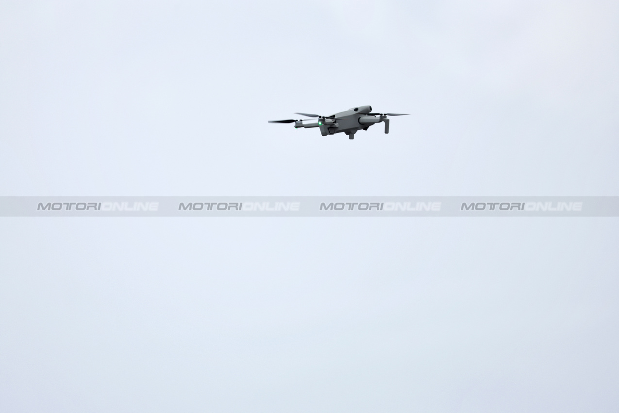 GP AZERBAIJAN, Circuit Atmosfera - a drone flies above turn 1 during the race.

21.09.2025. Formula 1 World Championship, Rd 17, Azerbaijan Grand Prix, Baku Street Circuit, Azerbaijan, Gara Day.

- www.xpbimages.com, EMail: requests@xpbimages.com © Copyright: Bearne / XPB Images