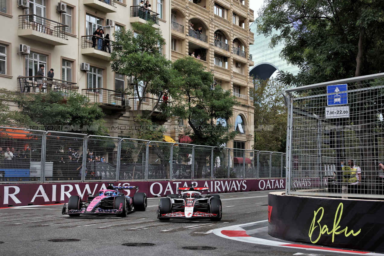 GP AZERBAIJAN, Pierre Gasly (FRA) Alpine F1 Team A525 e Esteban Ocon (FRA) Haas VF-25 battle for position.

21.09.2025. Formula 1 World Championship, Rd 17, Azerbaijan Grand Prix, Baku Street Circuit, Azerbaijan, Gara Day.

- www.xpbimages.com, EMail: requests@xpbimages.com © Copyright: Bearne / XPB Images