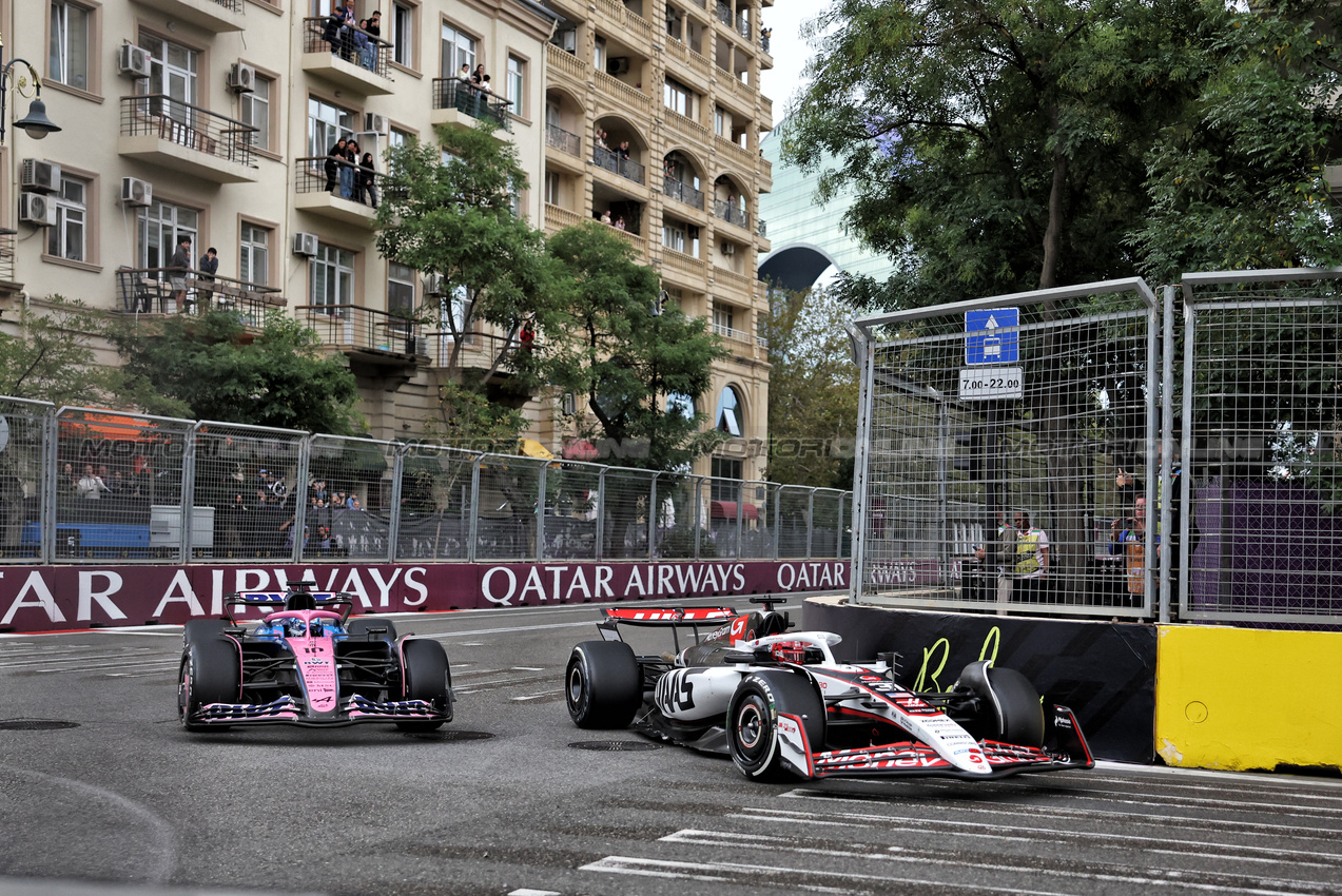 GP AZERBAIJAN, Pierre Gasly (FRA) Alpine F1 Team A525 e Esteban Ocon (FRA) Haas VF-25 battle for position.

21.09.2025. Formula 1 World Championship, Rd 17, Azerbaijan Grand Prix, Baku Street Circuit, Azerbaijan, Gara Day.

- www.xpbimages.com, EMail: requests@xpbimages.com © Copyright: Bearne / XPB Images