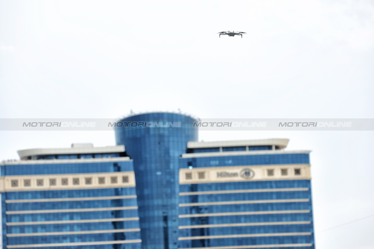 GP AZERBAIJAN, Circuit Atmosfera - a drone flies above turn 1 during the race.

21.09.2025. Formula 1 World Championship, Rd 17, Azerbaijan Grand Prix, Baku Street Circuit, Azerbaijan, Gara Day.

- www.xpbimages.com, EMail: requests@xpbimages.com © Copyright: Bearne / XPB Images