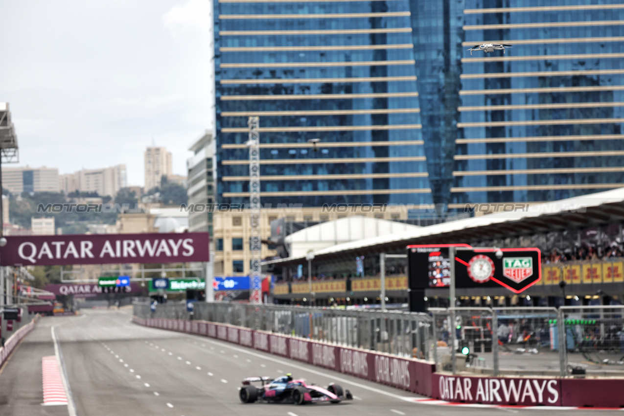 GP AZERBAIJAN, Circuit Atmosfera - a drone flies above Franco Colapinto (ARG) Alpine F1 Team A525 during the race.

21.09.2025. Formula 1 World Championship, Rd 17, Azerbaijan Grand Prix, Baku Street Circuit, Azerbaijan, Gara Day.

- www.xpbimages.com, EMail: requests@xpbimages.com © Copyright: Bearne / XPB Images