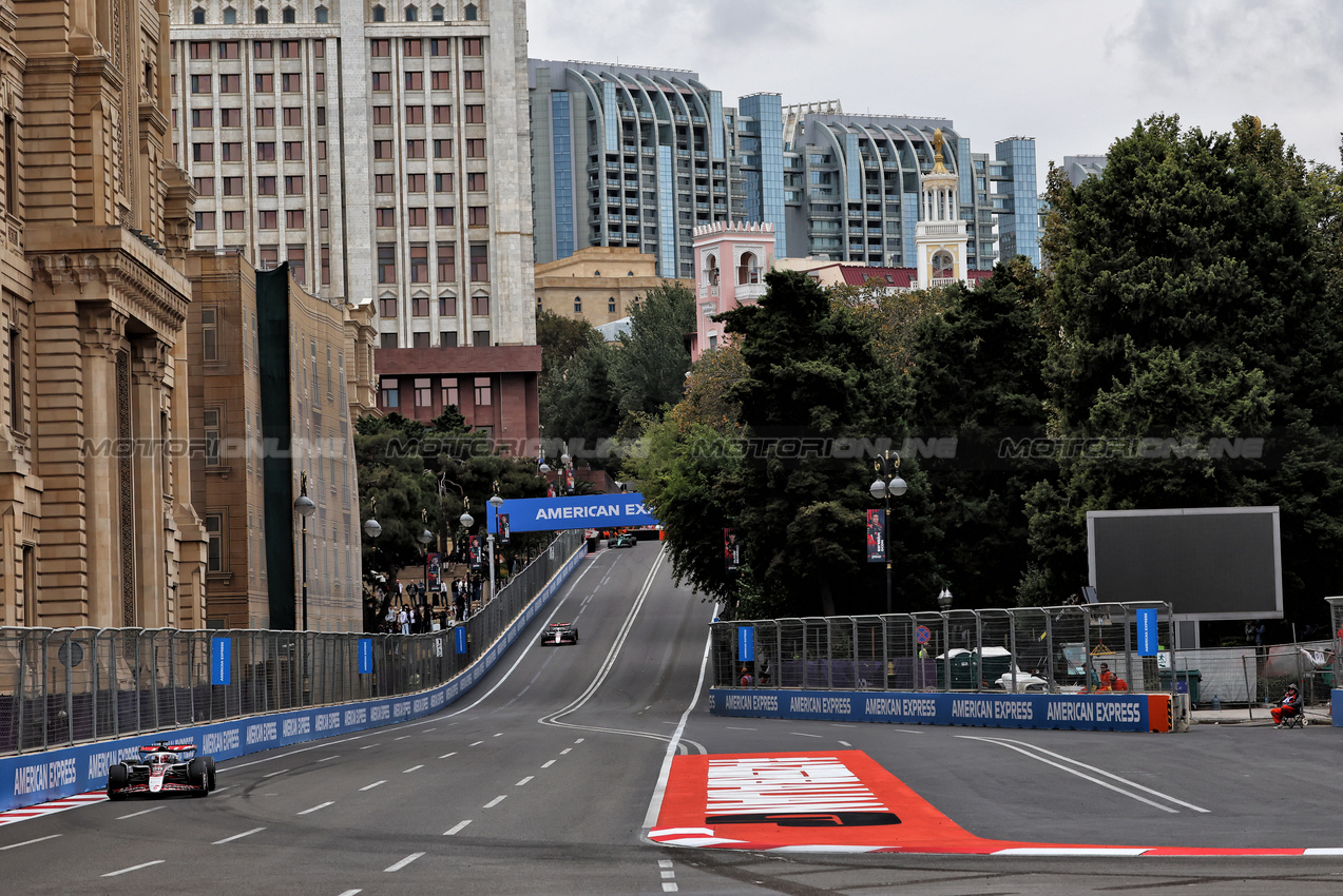 GP AZERBAIJAN, Esteban Ocon (FRA) Haas VF-25.

21.09.2025. Formula 1 World Championship, Rd 17, Azerbaijan Grand Prix, Baku Street Circuit, Azerbaijan, Gara Day.

 - www.xpbimages.com, EMail: requests@xpbimages.com © Copyright: Rew / XPB Images