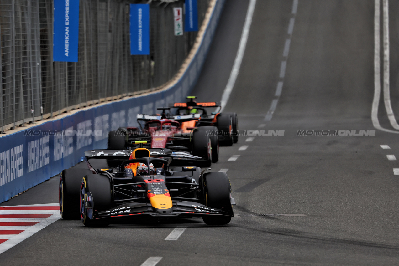 GP AZERBAIJAN, Yuki Tsunoda (JPN) Red Bull Racing RB21.

21.09.2025. Formula 1 World Championship, Rd 17, Azerbaijan Grand Prix, Baku Street Circuit, Azerbaijan, Gara Day.

 - www.xpbimages.com, EMail: requests@xpbimages.com © Copyright: Rew / XPB Images